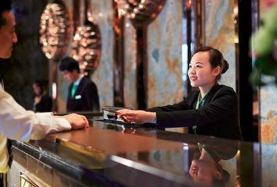 酒店前臺熬夜薪水低，為何仍有人堅守？揭秘行業背后的吸引力